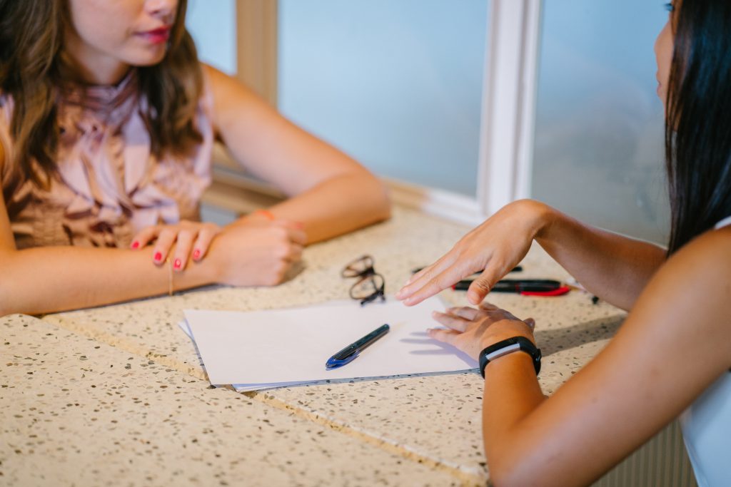 2 girls consulting